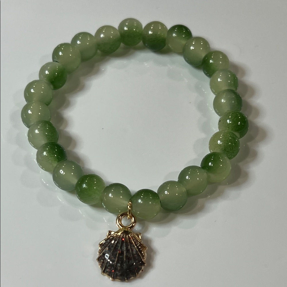Elegant Green Bracelet with Gold Shell Charm